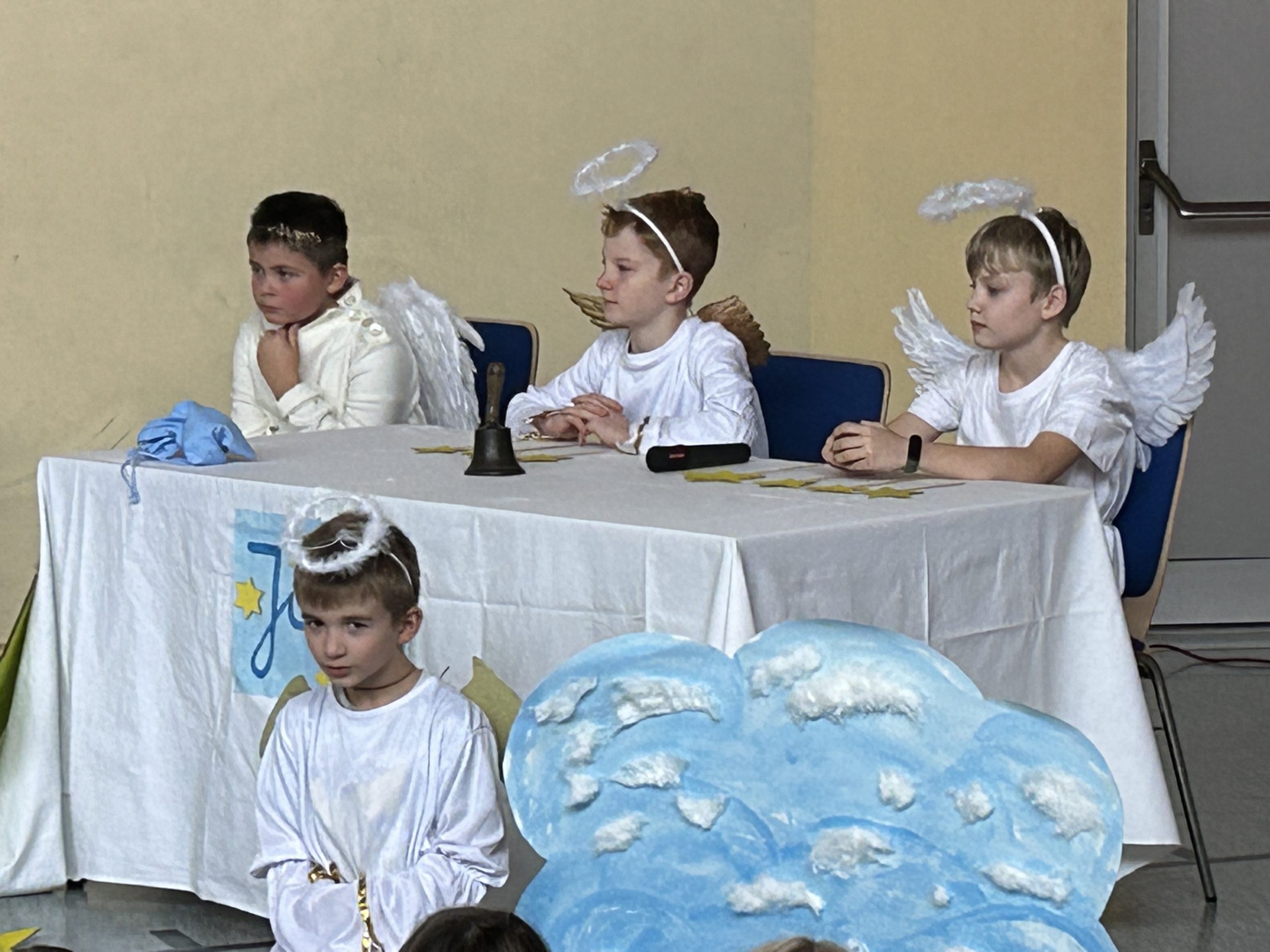 Vier Jungen als Engel kostümiert stellen die Jury dar.