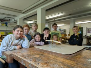 Die Experimente-AG im Kellerlabor.